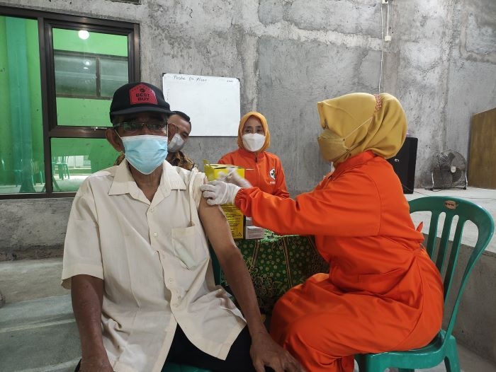 VAKSINASI: Seorang warga sedang menerima suntikan vaksinasi Covid-19 belum lama ini. (Nisa Hafizhotus Syarifa/Lingkarjateng.id)