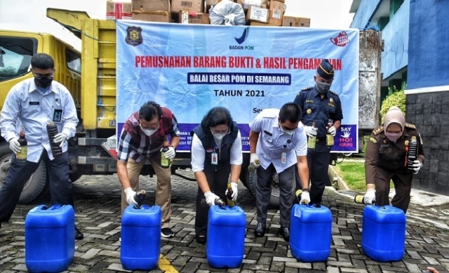BBPOM Semarang Musnahkan Ribuan Obat Ilegal Senilai Ratusan Juta 25 MEMUSNAHKAN: BBPOM Semarang saat memusnahkan obat tradisional illegal di Jalan Sukun Raya, Banyumanik, Kamis (20/1). (Dinda Rahmasari/Lingkarjateng.id)