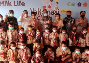 SERU: Wakil Bupati Rembang, Mochamad Hanies Cholil Barro saat meninjau program vaksinasi anak di SDN 2 Gunungsari, Kecamatan Kaliori, Jumat (21/1) (R. Teguh Wibowo/Lingkarjateng.id)