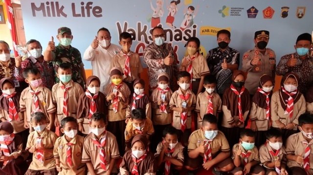 SERU: Wakil Bupati Rembang, Mochamad Hanies Cholil Barro saat meninjau program vaksinasi anak di SDN 2 Gunungsari, Kecamatan Kaliori, Jumat (21/1) (R. Teguh Wibowo/Lingkarjateng.id)