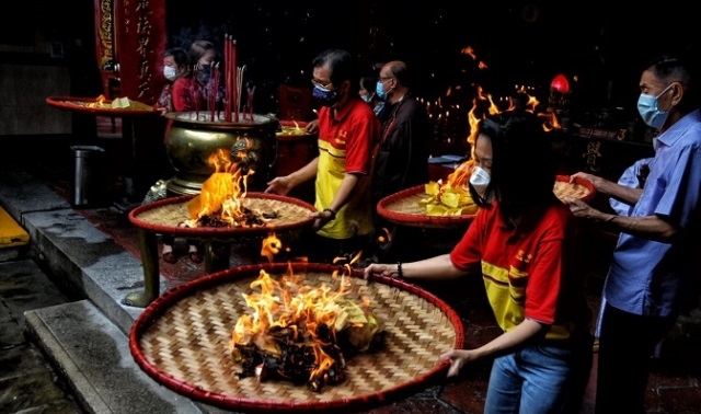 KHUSYUK: Umat Tridharma melakukan ritual Pek Kong Naik di Klenteng Tay Kak Sie, Rabu (26/1). (Dinda Rahmasari/Lingkarjateng.id)