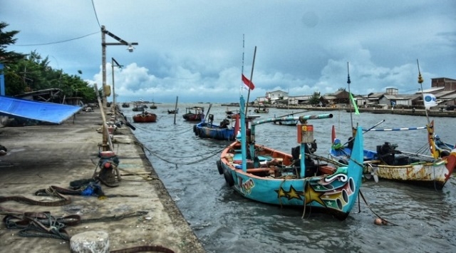 SANDAR: Kapal-kapal nelayan yang tengah bersandar di dermaga Tambak Lorok. (Dinda Rahmasari/Lingkarjateng.id)