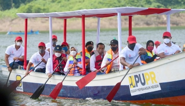 Presiden Jokowi Resmikan Bendungan Bintang Bano di Sumbawa Barat 25 TINJAU: Presiden Jokowi saat peresmian Bendungan Bintang Bano di Sumbawa Barat, NTB, Jumat (14/1). (Istimewa/Lingkarjateng.id)