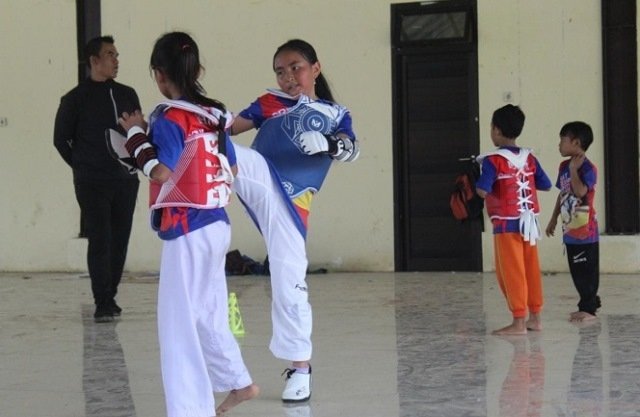 TENDANG: Shinya Kaori Katarina Hanako, Atlet Taekwondo GTC Kabupaten Semarang saat berlatih untuk menghadapi Piala Walikota Solo 28-30 Januari Mendatang. (Istimewa/Lingkarjateng.id)