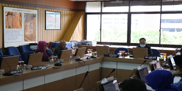 BERDISKUSI: Komisi D DPRD Provinsi Jateng berdiskusi bersama Dinas Lingkungan Hidup & Kehutanan (DLHK), Senin (17/1). (Dok. DPRD Jateng/Lingkarjateng.id)