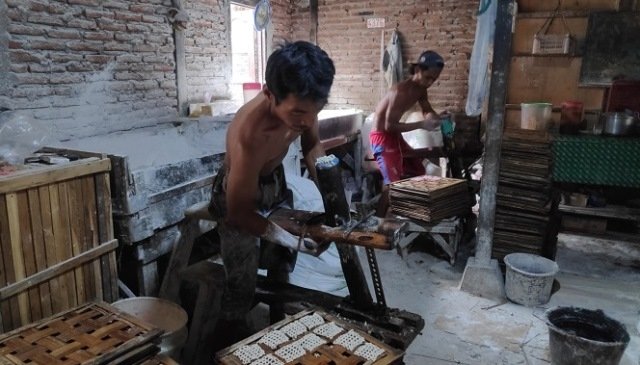 Harga Tepung Naik, Pengusaha Kerupuk Rembang Terancam Gulung Tikar 25 PRODUKSI: Tempat usaha pembuatan kerupuk rantang milik Khamim, Desa Sumberjo, Kecamatan Rembang. (R. Teguh Wibowo/Lingkarjateng.id)
