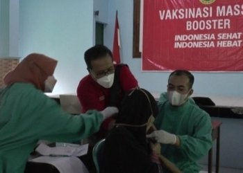 VAKSINASI: Calon jemaah haji Kendal yang tertunda dua tahun, menjalani vaksinasi booster yang diselenggarakan Badan Intelejen Negara Daerah (Binda) Jawa Tengah di MTS Negeri Brangsong. (Unggul Priambodo/Lingkarjateng.id)