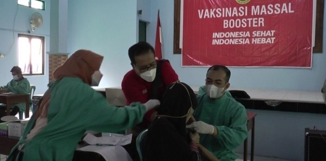 VAKSINASI: Calon jemaah haji Kendal yang tertunda dua tahun, menjalani vaksinasi booster yang diselenggarakan Badan Intelejen Negara Daerah (Binda) Jawa Tengah di MTS Negeri Brangsong. (Unggul Priambodo/Lingkarjateng.id)