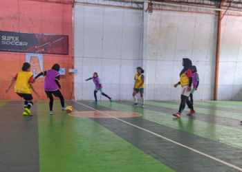 LATIHAN: Para atlet futsal putri dari Kabupaten Pati melakukan latihan bersama untuk meningkatkan kemampuan. (Aziz Afifi/Lingkarjateng.id)