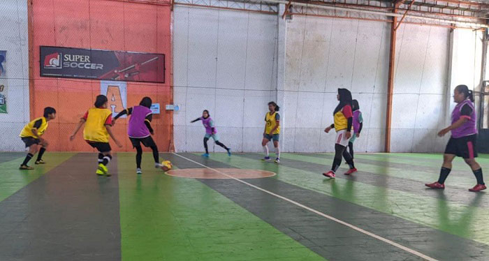 Jadwal Porprov Belum Jelas, Atlet Pati Tetap Maksimalkan Jadwal Latihan 25 LATIHAN: Para atlet futsal putri dari Kabupaten Pati melakukan latihan bersama untuk meningkatkan kemampuan. (Aziz Afifi/Lingkarjateng.id)