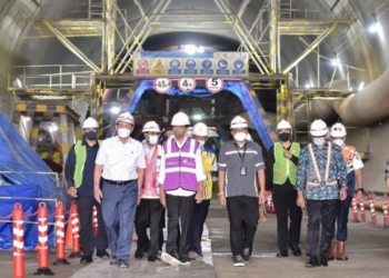 MENINJAU: Presiden Jokowi meninjau progres pembangunan Kereta Cepat Jakarta Bandung di Purwakarta, Jabar, Senin (17/1). (Istimewa/Lingkarjateng.id)