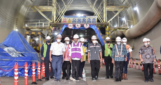 MENINJAU: Presiden Jokowi meninjau progres pembangunan Kereta Cepat Jakarta Bandung di Purwakarta, Jabar, Senin (17/1). (Istimewa/Lingkarjateng.id)