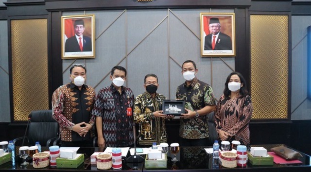 BERKUNJUNG: Wali Kota Semarang, Hendrar Prihadi mengunjungi Pemerintah Kota Surabaya guna membahas gelaran Summit Kota Sehat di Semarang. (Adimungkas/Lingkarjateng.id)