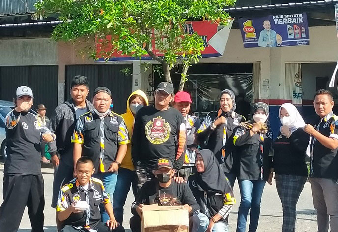 KOMPAK: Foto bersama LSM GMBI saat membagikan nasi bungkus di Jalan Kayen, Pati, Jumat (21/1). (Ika Tamara Dewi/Lingkarjateng.id)