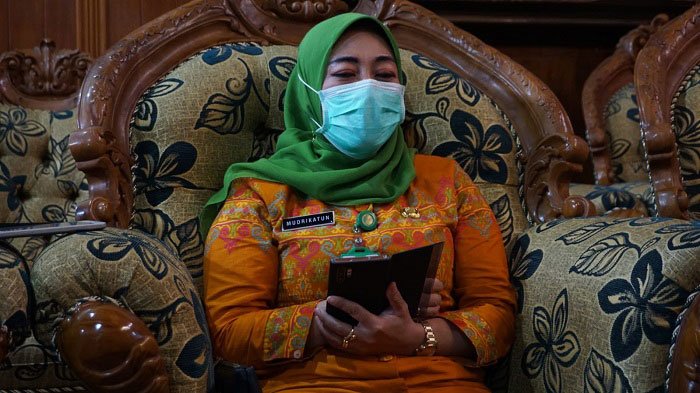 MENJELASKAN: Kepala Dinas Kesehatan Kabupaten Jepara, Mudrikatun menjelaskan turunnya angka pasien Covid-19 di Jepara, Selasa (25/1). (Dok. Diskominfo/Lingkarjateng.id)