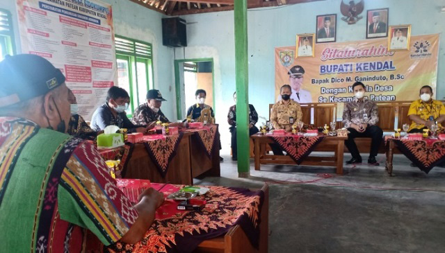 Bupati Kendal Realisasikan Janji Kampanye Dana Dusun 25 DIALOG: Bupati Kendal, Dico M. Ganinduto saat berdialog dengan Kepala Desa se-Kecamatan Patean, Kendal. (Unggul Priambodo/Lingkarjateng.id)