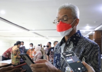 MENJELASKAN: Gubernur Jawa Tengah, Ganjar Pranowo saat menjelaskan di depan awak media. (Adhik Kurniawan/Lingkarjateng.id)