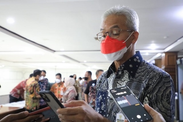 MENJELASKAN: Gubernur Jawa Tengah, Ganjar Pranowo saat menjelaskan di depan awak media. (Adhik Kurniawan/Lingkarjateng.id)