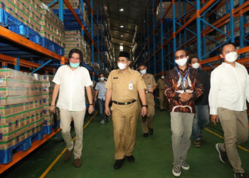 MENGUNJUNGI: Wakil Gubernur Jawa Tengah, Taj Yasin Maimoen saat meninjau pabrik sosis So Good Food di Boyolali, Senin (24/1/). (Istimewa/Lingkarjateng.id)