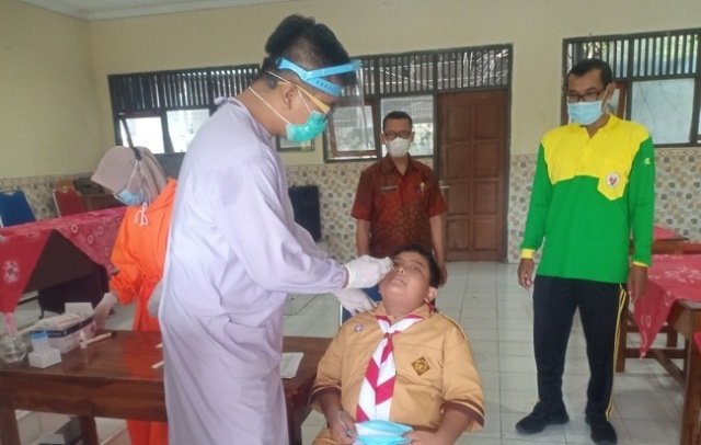 SWAB: Swab antigen terhadap siswa dilaksanakan di SD N 1 Pegulon, Kecamatan Kendal. (Unggul Priambodo/Lingkarjateng.id)