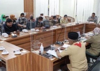 RAPAT: Komisi D DPRD Jateng bersama Dinas LHK Jateng menggelar pertemuan dengan P3E Regional Jawa Kementerian Lingkungan Hidup dan Kehutanan (KLHK) di Yogyakarta. (Dok. DPRD Jateng/Lingkarjateng.id)