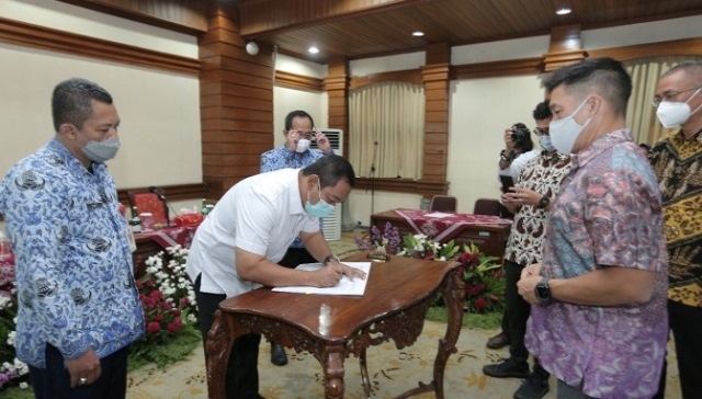 Pemkot Semarang akan Bangun Masjid Raya di BSB 25 MENYERAHKAN: Penandatanganan berita acara Penyerahan Prasarana dan Sarana Umum (PSU) di Ruang Komisi A dan B, Gedung Moch. Ichsan, Balaikota Semarang. (Adimungkas/Lingkarjateng.id)