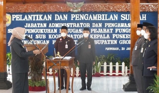 PENGAMBILAN SUMPAH: Bupati Grobogan, Sri Sumarni saat mengambil sumpah Jabatan Administrator dan Pengawas serta Pengukuhan Penugasan Pejabat Fungsional di Pendopo Kabupaten Grobogan, Kamis (20/1). (Muhamad Ansori/Lingkarjateng.id)