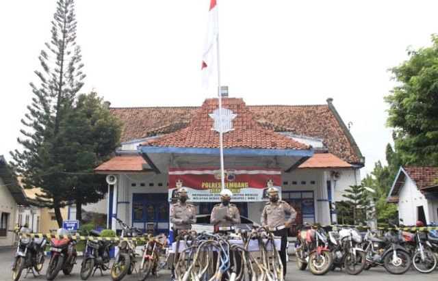 GELAR PERKARA: Ratusan knalpot brong beserta kendaraannya digelar di Mako Satlantas Polres Rembang, Selasa (18/1). (Dok. Satlantas Polres Rembang/Lingkarjateng.id)