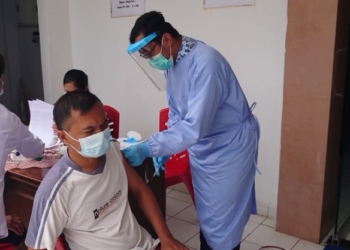 VAKSINASI: Salah satu warga binaan Panti Rehabilitasi Sosial Among Jiwo saat melakukan vaksinasi, Senin (17/1). (Dinda Rahmasari/Lingkarjateng.id)