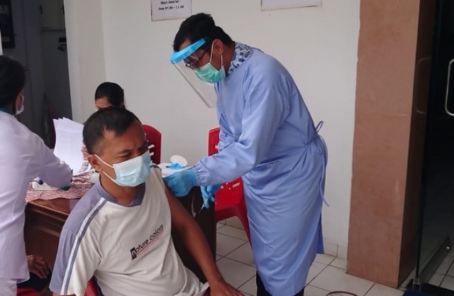 VAKSINASI: Salah satu warga binaan Panti Rehabilitasi Sosial Among Jiwo saat melakukan vaksinasi, Senin (17/1). (Dinda Rahmasari/Lingkarjateng.id)