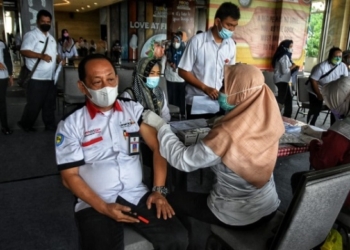 VAKSINASI: Sekretaris Dinas (Sekdin) Disbudpar Kota Semarang, Nur Syamsi saat melakukan vaksinasi booster di Mal Tentrem, Rabu (19/1).