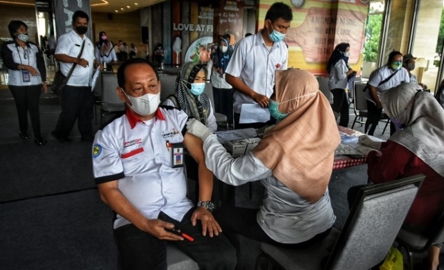 VAKSINASI: Sekretaris Dinas (Sekdin) Disbudpar Kota Semarang, Nur Syamsi saat melakukan vaksinasi booster di Mal Tentrem, Rabu (19/1).