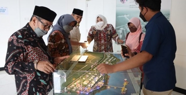 MENINJAU: Sejumlah anggota Komisi B DPRD Jateng melihat maket Kawasan Industri Terpadu Batang (KITB) saat kunjungan kerja, Rabu (26/1). (Dok. DPRD Jateng/Lingkarjateng.id)