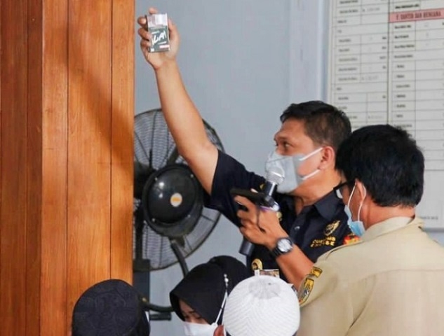 Penerimaan Bea Cukai Kudus 2021 Capai Rp 33,92 Triliun 25 SOSIALISASI: Pihak Bea Cukai Kudus saat melakukan sosialisasi barang kena cukai ilegal dan operasi pasar di Kudus. (Istimewa/Lingkarjateng.id)