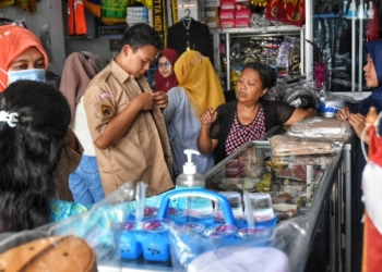 RAMAI: Suasana toko M. Syahir pada Kamis (13/1) siang. (Dinda Rahmasari/Lingkarjateng.id)