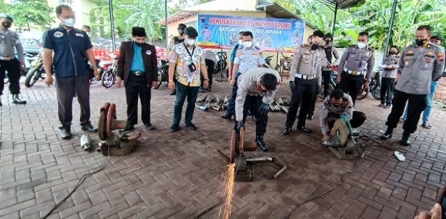 Polres Jepara Musnahkan 156 Knalpot Brong Hasil Razia 25 MEMUSNAHKAN: Pemusnahan knalpot brong oleh Kapolres Jepara AKBP, Warsono di halaman kantor Polres, Rabu (19/1). (Muslichul Basid/Lingkarjateng.id)