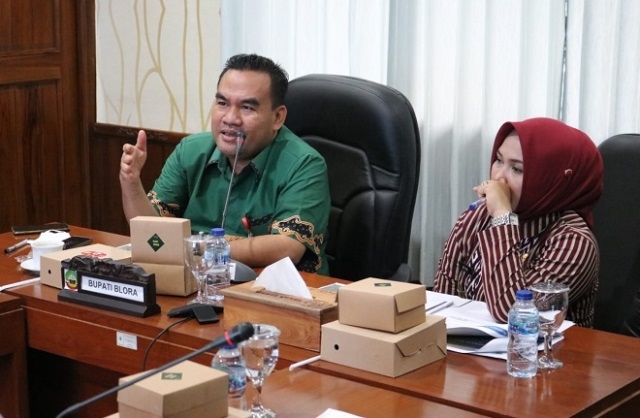 KOORDINASI: Bupati Blora, Arief Rohman bersama Wakil Bupati Tri Yuli Setyowati memimpin langsung rapat koordinasi untuk percepatan pembangunan Bendung Gerak. (Dok. Humas Blora/Lingkarjateng.id)