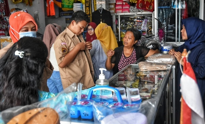 RAMAI: Suasana toko M. Syahir pada Kamis (13/1) siang. (Dinda Rahmasari/Lingkarjateng.id)