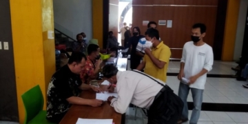 Mengantre: Para pedagang mengantre proses pengundian lapak Alun-Alun Timur di Gedung Plaza Pragolo, Jumat (21/1). (Dok. Disdagperin Pati/Lingkarjateng.id)