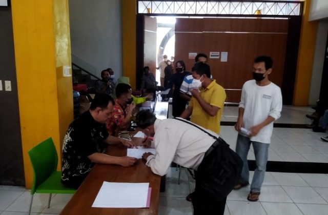 Mengantre: Para pedagang mengantre proses pengundian lapak Alun-Alun Timur di Gedung Plaza Pragolo, Jumat (21/1). (Dok. Disdagperin Pati/Lingkarjateng.id)