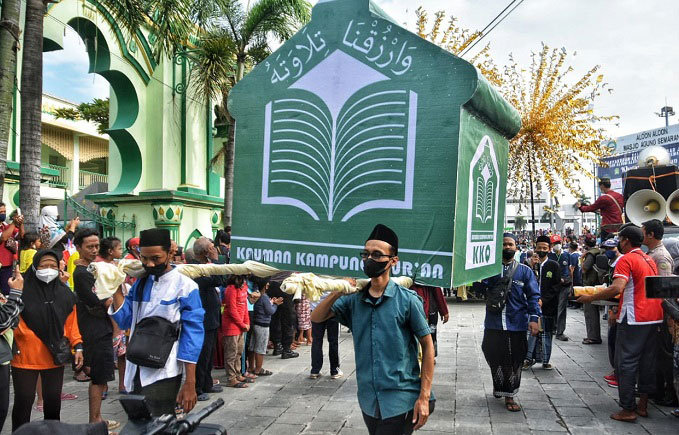 Gelar Pawai, Syukuri Kembalinya Alun-Alun Kota Semarang 25 MERIAH: Suasana pawai di depan Masjid Kauman, Kota Semarang, Minggu (23/1). (Dinda Rahmasari/Lingkarjateng.id)