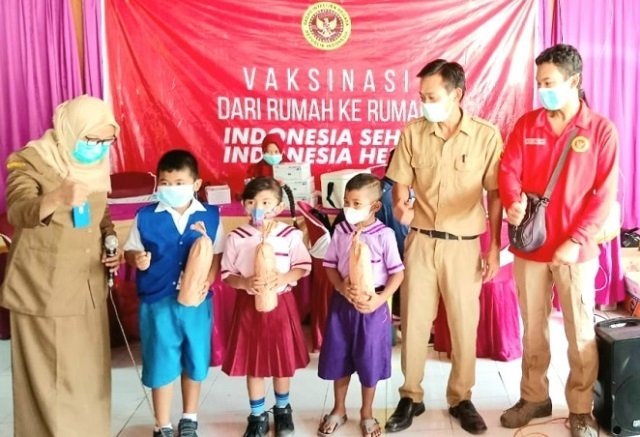 Gelar Vaksinasi, BIN Jateng Bagikan Sembako dan Doorprize 25 BAHAGIA: Beberapa anak TK Sidorejo mendapatkan doorprize dalam acara vaksinasi yang digelar BIN Jateng di Balai Desa Sidorejo, Kecamatan Pulokulon, Selasa (25/1). (Muhamad Ansori/Lingkarjateng.id)