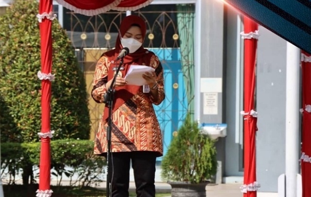 MENJELASKAN : Bupati Kabupaten Demak, Eisti’anah menjelaskan perbaikan RTLH di Demak, baru-baru ini. (M. Elang Ade Iswara/Lingkarjateng.id)