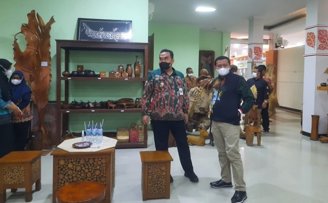 BERKUNJUNG: Bupati Blora, Arief Rohman dan Bupati Sumedang, Dony Ahmad Munir sedang melihat produk kerajinan akar jati di MPP, Selasa (18/1). (Lilik Yuliantoro/Lingkarjateng.id)