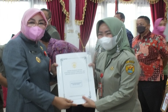 PENYERAHAN: Bupati Grobogan, Sri Sumarni menyerahkan DPA-SKPD (Muhamad Ansori/Lingkarjateng.id)