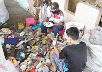 MENGELOLA SAMPAH: Pengelolaan TPS 3R yang ada di Kelurahan Sambiroto, Kecamatan Tembalang. (Adhik Kurniawan/Lingkajateng.id)