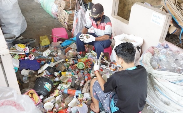 MENGELOLA SAMPAH: Pengelolaan TPS 3R yang ada di Kelurahan Sambiroto, Kecamatan Tembalang. (Adhik Kurniawan/Lingkajateng.id)