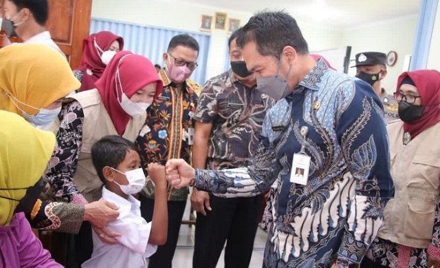 MEMOTIVASI: Bupati Kudus HM Hartopo memberi semangat pada salah satu siswa di SD 2 Bacin, Selasa (11/1). (Nisa Hafizhotus Syarifa/Lingkarjateng.id)