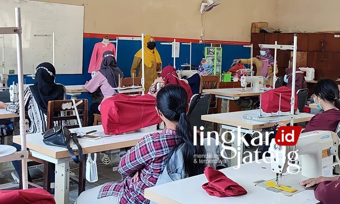 PELATIHAN: Peserta memperhatikan materi latihan kerja kejuruan menjahit di UPT BLK Rembang. (Dok. UPT BLK Rembang/Lingkarjateng.id)