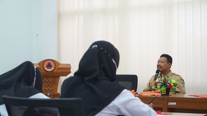 PEMBEKALAN: Kepala BPBD Kabupaten Demak, Agus Nugroho memberikan pembekalan kepada para siswa, belum lama ini. (M. Elang Ade Iswara/Lingkarjateng.id)